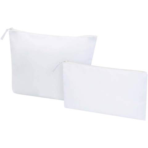 Set de 2 trousses de toilette en polyester recyclé certifié GRS. Le set comprend une grande et une petite pochette pour un rangement organisé. Léger, durable et facile à ranger dans un bagage. La grande pochette mesure 32 x 21 cm, la petite 23 x 13 cm. 