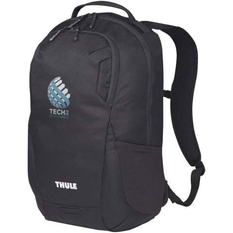 Der Thule Lumion 16''-Laptop-Rucksack ist aus recyceltem Polyester hergestellt und verfügt über eine Fronttasche mit Reißverschluss zur Organisation sowie ein größeres Reißverschlussfach mit einer gepolsterten 16''-Laptophülle. Der Tragegriff an der Oberseite ermöglicht ein einfaches Greifen und Tragen, während das gepolsterte Rückenteil die Lendenwirbelsäule stützt. Zu den weiteren Ausstattungsmerkmalen des Rucksacks gehören eine seitliche Tasche für Wasserflaschen und ein Daisy-Chain-Gurt.