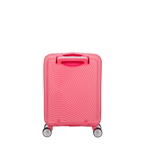 Laat je kids de wereld ontdekken met onze nieuwste reiskoffers, speciaal voor hen ontworpen. De collectie is geïnspireerd op het iconische design van zijn grote broer SoundBox, en is even stijlvol en functioneel. Perfect dus als je jouw koffer wil matchen met die van jouw kleine ik. Bovendien kan je aan de bovenkant van de koffer een speelse, persoonlijke touch toevoegen dankzij het gratis meegeleverde stickervel.