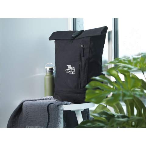 Rugged, practical ‘roll-top’ backpack made from sturdy canvas (320 g/m²). The backpack has one large inner compartment, a pocket on 1 side and a large zipper pocket on the front. With carrying strap, roll closure and handy click system at the top. The perfect bag for daily use. Capacity approx. 20 litres.