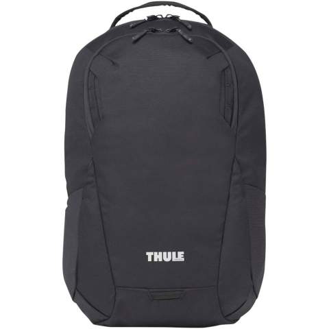 Der Thule Lumion 16''-Laptop-Rucksack ist aus recyceltem Polyester hergestellt und verfügt über eine Fronttasche mit Reißverschluss zur Organisation sowie ein größeres Reißverschlussfach mit einer gepolsterten 16''-Laptophülle. Der Tragegriff an der Oberseite ermöglicht ein einfaches Greifen und Tragen, während das gepolsterte Rückenteil die Lendenwirbelsäule stützt. Zu den weiteren Ausstattungsmerkmalen des Rucksacks gehören eine seitliche Tasche für Wasserflaschen und ein Daisy-Chain-Gurt.
