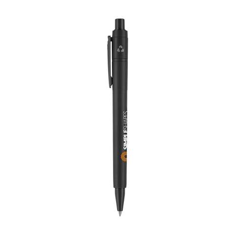 Stylo bille à encre bleue de la marque Stilolinea®. Fabriqué en plastique ABS 100% recyclé à partir d’appareils électroniques et/ou de déchets post-consommation. Avec une impression du symbole de recyclage à côté du clip. Un choix responsable. Fabriqué en Italie.