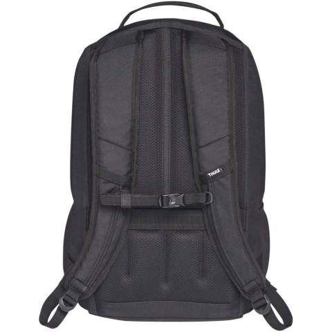 Der Thule Lumion 16''-Laptop-Rucksack ist aus recyceltem Polyester hergestellt und verfügt über eine Fronttasche mit Reißverschluss zur Organisation sowie ein größeres Reißverschlussfach mit einer gepolsterten 16''-Laptophülle. Der Tragegriff an der Oberseite ermöglicht ein einfaches Greifen und Tragen, während das gepolsterte Rückenteil die Lendenwirbelsäule stützt. Zu den weiteren Ausstattungsmerkmalen des Rucksacks gehören eine seitliche Tasche für Wasserflaschen und ein Daisy-Chain-Gurt.