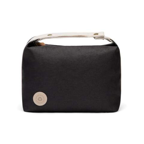 Verrijk je reisbenodigdheden met deze eenvoudige maar stijlvolle toilettas. Deze tas is gemaakt van RCS-gecertificeerd gerecycled polyester met contrasterende details en combineert functionaliteit met een verfijnd ontwerp. Het handvat aan de bovenkant, vastgezet met een drukknoop, doet ook dienst als handige ophanglus. Een soepele ritssluiting aan de bovenkant biedt gemakkelijk toegang tot het hoofdvak, terwijl het open binnenvak je benodigdheden georganiseerd houdt. RCS (Recycled Claim Standard), RCS-certificering garandeert dat de hele toeleveringsketen van gerecyclede materialen gecertificeerd is. De totale gerecyclede inhoud is gebaseerd op het totale productgewicht. Dit product bevat 12% RCS-gecertificeerd gerecycled polyester.