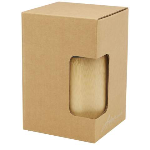 Eleganter Porzellanbecher mit einer Außenseite aus Bio Bambus, was ein natürliches Aussehen und ein angenehmes Griffgefühl bietet. Der Pereira Becher verfügt über einen auslaufsicheren Schiebedeckel zum Aufstecken und ist BPA-frei. Das Fassungsvermögen beträgt 320 ml. Handwäsche empfohlen. Verpackt in einer Geschenkbox aus Recyclingkarton.