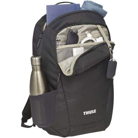 Der Thule Lumion 16''-Laptop-Rucksack ist aus recyceltem Polyester hergestellt und verfügt über eine Fronttasche mit Reißverschluss zur Organisation sowie ein größeres Reißverschlussfach mit einer gepolsterten 16''-Laptophülle. Der Tragegriff an der Oberseite ermöglicht ein einfaches Greifen und Tragen, während das gepolsterte Rückenteil die Lendenwirbelsäule stützt. Zu den weiteren Ausstattungsmerkmalen des Rucksacks gehören eine seitliche Tasche für Wasserflaschen und ein Daisy-Chain-Gurt.