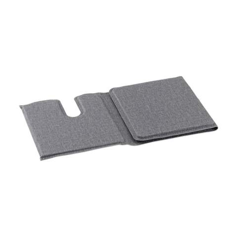 Chargeur magnétique sans fil 3-en-1 de 15W en ABS recyclé et PU recyclé avec un motif gris mélangé. Cette station de charge prend en charge la charge sans fil rapide : 15W pour un téléphone portable 2,5W pour votre iWatch et 3W pour les écouteurs TWS. Entrée : 1 x USB-C 9V/3A. Le chargeur rapide magnétique intégré est compatible avec tous les appareils prenant en charge la charge sans fil Qi. Placez cette station d'accueil sur votre bureau et votre espace de travail reste ordonné et vos appareils chargés. Pliable et facile à transporter. Comprend un câble de charge USB-C/USB-C et un mode d'emploi. Certifié RCS. Matière recyclée totale : 59%. Par pièce dans une boîte.