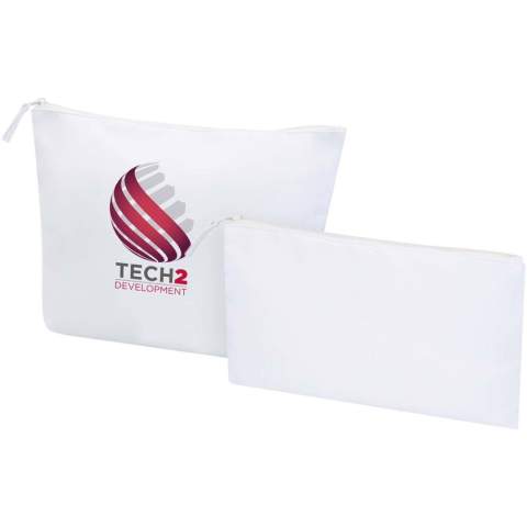 Set de 2 trousses de toilette en polyester recyclé certifié GRS. Le set comprend une grande et une petite pochette pour un rangement organisé. Léger, durable et facile à ranger dans un bagage. La grande pochette mesure 32 x 21 cm, la petite 23 x 13 cm. 