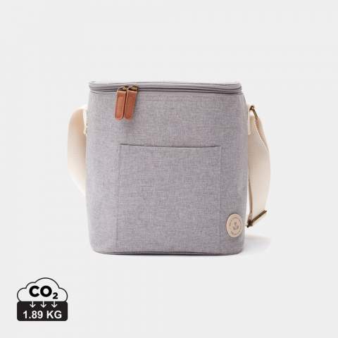 This modern and clean looking cooler bag is your true friend on the next picnic. It´s a little bit smaller which makes it easy to carry either by the handles or over your shoulder. The cooler bag is in a melange fabric accompanied with PU details which makes it as fancy as a normal bag. It is easy to clean the bag because of the PEVA backing.