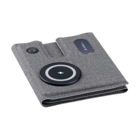 Chargeur magnétique sans fil 3-en-1 de 15W en ABS recyclé et PU recyclé avec un motif gris mélangé. Cette station de charge prend en charge la charge sans fil rapide : 15W pour un téléphone portable 2,5W pour votre iWatch et 3W pour les écouteurs TWS. Entrée : 1 x USB-C 9V/3A. Le chargeur rapide magnétique intégré est compatible avec tous les appareils prenant en charge la charge sans fil Qi. Placez cette station d'accueil sur votre bureau et votre espace de travail reste ordonné et vos appareils chargés. Pliable et facile à transporter. Comprend un câble de charge USB-C/USB-C et un mode d'emploi. Certifié RCS. Matière recyclée totale : 59%. Par pièce dans une boîte.