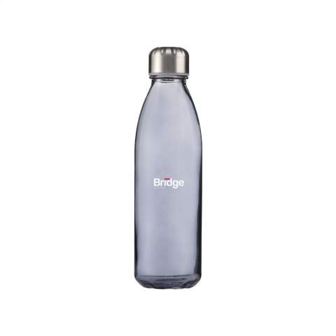 Luxe waterfles van helder en sterk sodalime glas. Met praktische RVS schroefdop. Milieuvriendelijk, BPA-vrij, lekvrij, duurzaam en herbruikbaar. Inhoud 650 ml. Per stuk in doosje.