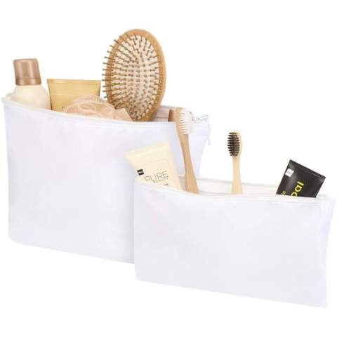 Set de 2 trousses de toilette en polyester recyclé certifié GRS. Le set comprend une grande et une petite pochette pour un rangement organisé. Léger, durable et facile à ranger dans un bagage. La grande pochette mesure 32 x 21 cm, la petite 23 x 13 cm. 