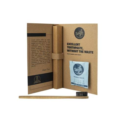 Kraft kaart met een bamboe tandenborstel en sachet met 2 tandenpoetstabletten.
