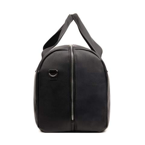 Sac week-end au design épuré. L'extérieur du sac est en PU recyclé RCS, la doublure intérieure est également en matières recyclées. Grande fermeture éclair pour une bonne accessibilité. Poignée confortable et bandoulière réglable pour un sac polyvalent. Fabriqué à partir de 32% de matériaux recyclés certifiés RCS (Recycled Claim Standard), garantissant une chaîne d'approvisionnement entièrement certifiée des matériaux recyclés utilisés. Le contenu recyclé total est basé sur le poids total du produit, reflétant notre engagement envers un approvisionnement responsable. Ce produit contient 24% de polyester recyclé certifié RCS et 7% de PU recyclé certifié RCS.