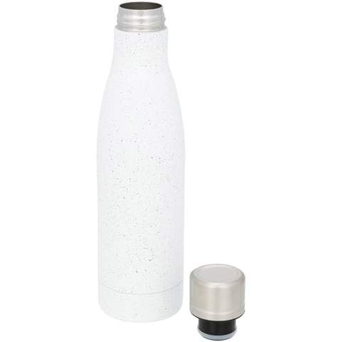 Houd je drankjes 12 uur warm of 48 uur koud met de Vasa gespikkelde koperen vacuüm geïsoleerde fles. Dubbelwandig en gemaakt van roestvrij staal met vacuümisolatie en een verkoperde binnenwand, wat betekent dat je drank warm of ijskoud wordt gehouden, afhankelijk van je wensen. De fles heeft een trendy, gespikkelde afwerking. BPA-vrij en getest en goedgekeurd onder de Duitse voedselveiligheidswetgeving (LFGB) en voor ftalaten onder REACH. Inhoud: 500 ml. Geleverd in een geschenkverpakking.