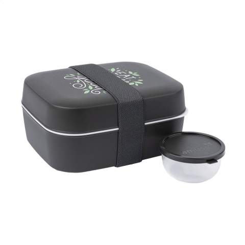Une boîte à lunch pratique en plastique PP de la marque Amuse. Avec une très grande capacité et diverses options. La lunch box est réglable en 3 hauteurs et dispose de plusieurs compartiments et d'une fermeture élastique. La cloison nervurée peut être utilisée comme couvercle ou comme séparateur entre les aliments. Vous pouvez ainsi séparer facilement la salade du pain. Dans le bocal séparé, scellable et anti-fuite, vous pouvez prendre une vinaigrette ou des ingrédients pour assaisonner votre repas. En été, remplissez le pot de glaçons et gardez votre repas délicieusement frais. Le fond nervuré assure une bonne ventilation, de sorte que le contenu reste frais plus longtemps. Parfait pour transporter un déjeuner complet et varié. Sans BPA. Seule la boîte à lunch convient au micro-ondes, au congélateur et au lave-vaisselle jusqu'à 65°C. Le lavage à la main est recommandé pour préserver l'impression. Capacité 500 ml. Fabriqué en Belgique.