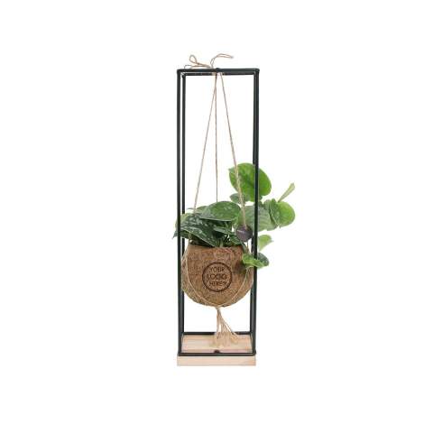 De Kokodama®, een botanische schoonheid die geen plastic bevat en voor 99% natuurlijk en 100% biologisch afbreekbaar is, biedt een unieke en duurzame optie voor relatiegeschenken. Haar bol van kokosvezels creëert een gezellig en duurzaam huis voor trendy en bijzondere planten. Hangend aan het plafond of zittend op een tafel bureau, de Kokodama® kan in elk interieur haar natuurlijke habitat vinden. Gemaakt met de hand in Sri Lanka, draagt de Kokodama® bij aan de lokale economie en stimuleert het vakmanschap. Deze Kokodama® mix bevat verschillende soorten groene planten welke met zorg zijn uitgekozen, deze levende planten vergen natuurlijk wel wat onderhoud. <br /><br />Naast het unieke uiterlijk van de Kokodama®, biedt dit product een uitstekende mogelijkheid tot personalisatie met een logo of slogan. Hierdoor wordt het meer dan alleen een decoratief object; het fungeert als een subtiel middel om jouw bedrijf of merk te promoten, of om simpelweg een boodschap over te brengen. Op deze manier bouw je een positieve associatie op met jouw bedrijf of merk, terwijl de Kokodama® op de bureaus van relaties of medewerkers prijkt. Door dit geschenk te geven, toon je niet enkel waardering, maar versterk je ook relaties en betrokkenheid, terwijl je tegelijkertijd een positieve impact hebt op het imago van jouw bedrijf. <br /><br />Heeft u vragen over dit product, de gewenste personalisatie of eventuele verpakkingen? Neem dan gerust contact met ons op.