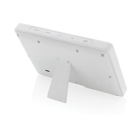 Große Wetterstation aus RCS (Recycled Claim Standard)-zertifiziert recyceltem ABS und 100% FSC®-Bambus. Gesamter Recyclinganteil: 76% bezogen auf das Gesamtgewicht des Artikels. Die RCS-Zertifizierung gewährleistet eine vollständig zertifizierte Lieferkette der recycelten Materialien. Mit hochwertigem LED-Bildschirm. Funktionen: Uhr, Wecker, Kalender, Temperatur, 12/24-Stunden-Option, Fahrenheit/Celsius. Inklusive 100cm Type-C Ladekabel aus RCS-zertifiziertem Recycling-TPE. Verpackt in FSC®-Mix-Kraftkarton.<br /><br />PVC free: true