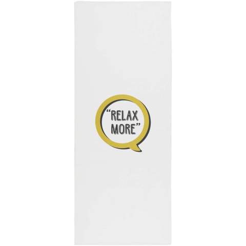 La serviette de sport Althea est fabriquée en polyester de 140 g/m², offrant un séchage rapide et une surface absorbante, essentielle pour essuyer la sueur lors d'entraînements intenses ou d'activités de plein air. La serviette mesure 30 x 80 cm, offrant un équilibre parfait entre portabilité et fonctionnalité.
