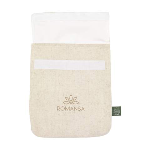 WoW! Herbruikbare boterhampouch met klittenbandsluiting. De pouch is gemaakt van biologisch geteelde hennepvezels (140 g/m²) en heeft een binnenzijde van waterbestendig PEVA. Een geweldig alternatief voor het plastic boterhamzakje. Deze bijzondere pouch is een absolute opvaller. Naast het meenemen van je lunch ook te gebruiken voor bijvoorbeeld het vershouden van groenten in de koelkast of voor het bewaren van kruiden. Gemakkelijk te wassen en keer op keer te gebruiken.      De hennepplant heeft de sterkste natuurlijke vezel die er is en bijna alle onderdelen van de plant zijn te benutten. Zo wordt de hennepplant al eeuwenlang bewust gekweekt voor het maken van onder meer textiel. Hennep is een enorm snel en makkelijk groeiende plant en is van nature bestand tegen insecten. Hij kan daarom geheel biologisch worden geteeld. De hennepplant gebruikt 25 tot 35% minder water dan de katoenplant en heeft een slim wortelsysteem: door de diepe, fijne wortels houdt de hennepplant de bodem gezond en zuivert het giftige stoffen uit de bodem."
