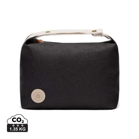 Verrijk je reisbenodigdheden met deze eenvoudige maar stijlvolle toilettas. Deze tas is gemaakt van RCS-gecertificeerd gerecycled polyester met contrasterende details en combineert functionaliteit met een verfijnd ontwerp. Het handvat aan de bovenkant, vastgezet met een drukknoop, doet ook dienst als handige ophanglus. Een soepele ritssluiting aan de bovenkant biedt gemakkelijk toegang tot het hoofdvak, terwijl het open binnenvak je benodigdheden georganiseerd houdt. RCS (Recycled Claim Standard), RCS-certificering garandeert dat de hele toeleveringsketen van gerecyclede materialen gecertificeerd is. De totale gerecyclede inhoud is gebaseerd op het totale productgewicht. Dit product bevat 12% RCS-gecertificeerd gerecycled polyester.