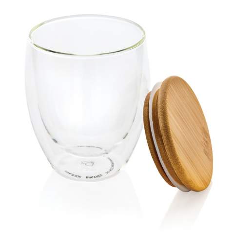 Dieses doppelwandige Borosilikatglas mit Bambusdeckel hat ein schlankes 2-Lagen-Design, das all Ihre Lieblingsgetränke so richtig schön zur Geltung kommen lässt! Egal was Sie servieren, ob heißen Cappuccino, Tee oder Latte, Ihre Hand bleibt kühl. Es wird empfohlen, das Glas und den Bambusdeckel von Hand zu waschen. Kapazität 250ml. BPA frei.