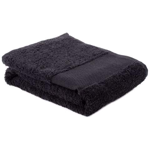 The fitness towel is extra long and narrow to fit perfectly on your yoga or sports mat. It will keep you going even during the toughest sports sessions. Includes a 4 cm long band.
