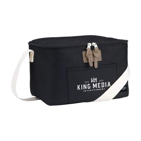 Deze stijlvolle en functionele koeltas van het merk Wooosh is gemaakt van stevig RPET 600D polyester. Met een handig voorvakje voor een telefoon. De aantrekkelijke accenten, zoals de luxe ritstrekkers en de zachte, geweven draagriem, vallen direct op. Dankzij de isolerende laag blijven drankjes en etenswaren prima op temperatuur. Ideaal voor een ontspannen picknick, een dagje strand of voor onderweg. GRS-gecertificeerd. Totaal gerecycled materiaal: 30%. Inhoud ca. 7 liter.