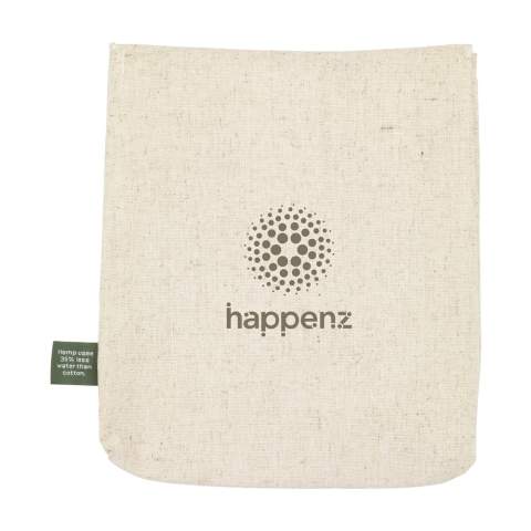 WoW! Herbruikbare boterhampouch met klittenbandsluiting. De pouch is gemaakt van biologisch geteelde hennepvezels (140 g/m²) en heeft een binnenzijde van waterbestendig PEVA. Een geweldig alternatief voor het plastic boterhamzakje. Deze bijzondere pouch is een absolute opvaller. Naast het meenemen van je lunch ook te gebruiken voor bijvoorbeeld het vershouden van groenten in de koelkast of voor het bewaren van kruiden. Gemakkelijk te wassen en keer op keer te gebruiken.      De hennepplant heeft de sterkste natuurlijke vezel die er is en bijna alle onderdelen van de plant zijn te benutten. Zo wordt de hennepplant al eeuwenlang bewust gekweekt voor het maken van onder meer textiel. Hennep is een enorm snel en makkelijk groeiende plant en is van nature bestand tegen insecten. Hij kan daarom geheel biologisch worden geteeld. De hennepplant gebruikt 25 tot 35% minder water dan de katoenplant en heeft een slim wortelsysteem: door de diepe, fijne wortels houdt de hennepplant de bodem gezond en zuivert het giftige stoffen uit de bodem."