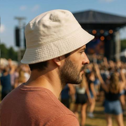 Chapeau baquet au look moderne et à la coupe confortable. Fabriqué à partir de 95% de coton recyclé et de 5% de RPET. Taille unique 59 cm. Une protection élégante contre le soleil. Ce chapeau style pêcheur tendance peut être porté par tout le monde. Certifié GRS. Matière recyclée totale : 100%.
