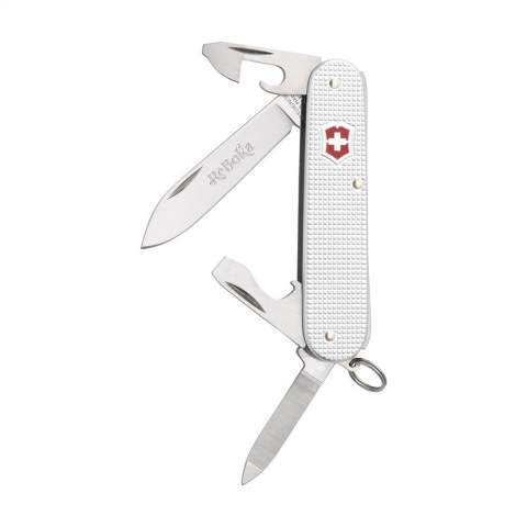 Couteau Suisse original de la marque Victorinox avec poignée en Alox robuste et de haute qualité. Les poignées résistantes à la rouille sont en aluminium perforé pour une meilleure adhérence. Le couteau est doté de plaques intermédiaires en aluminium anodisé dur et des outils en acier recyclé à 100%. 4 pièces avec 9 fonctions: grand couteau, ouvre-boîte avec petit tournevis 3 mm, décapsuleur avec grand tournevis 6 mm, pince à dénuder, lime à ongles, outil de nettoyage des ongles, porte-clés. Comprend un mode d'emploi et une garantie à vie contre les défauts de matériaux et de fabrication. Victorinox est le symbole mondial de qualité, fiabilité, fonctionnalité et perfection. Attention, la législation en vigueur s'applique concernant la possession et / ou le transport de couteaux ou d'outils multifonctions en public. Par pièce dans une boîte.