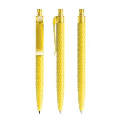 The pattern in and not just printed on the writing instrument opens up a new dimension in aesthetics and communication. The QS01 features a fascinating triangular structure that again and again catches the eye in new and different ways, and a shaft surface that is a comfortable treat for the fingertips.