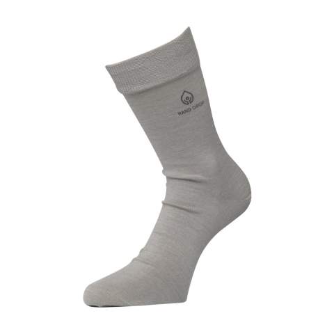 Socken gestrickt aus Baumwolle (80%), Polyamid (15%) und Lycra (5%). Inklusive gestricktem, individuellem Design. Wählen Sie ein subtiles Muster oder ein bestimmtes Design auf der gesamten Socke. Die Socken können in bis zu 7 verschiedenen Farben gestrickt werden. Wählen Sie aus mehreren Garnfarben. Die Socken sind mit einem Kartonetikett aneinander befestigt. Dies kann auch mit einem eigenen Design in Vollfarbe versehen werden. Auf diese Weise entwerfen Sie Ihre eigenen Socken, die perfekt zu Ihrer Geschäftsidentität und Ihren Wünschen passen. Erhältlich in den Größen XS (35-37), S (38-40), L (41-43) und XL (44-46). Bei max. 30 Grad waschen. Nicht in den Trockner. Nicht bügeln. Mindestbestellmenge: 50 Paar Socken pro Größe.