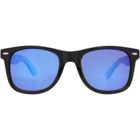 The Hiru rPET/wood sunglasses are produced with sustainable materials with highest quality standards. The high end finished frame is polished and painted and is made from recycled PET plastic. The temples with a light and comfortable fit are made from oak wood which is from sustainable, environmentally and socially responsible sources. The lenses are blue mirrored and are polarized which eliminates reflecting sunlight which makes it ideal for driving a car and during any sunny summer and winter outdoor activities. This eyewear conforms to EN ISO 12312-1, has UV400 lenses which are rated as Category 3. Delivered with a cleaning cloth made from recycled PET plastic (15 x 15 cm) and packed in a recycled cardboard gift box (16.5 x 6 x 4 cm). Laser engraving is recommended as a sustainable decoration option.