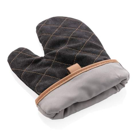 A handy companion in the kitchen, this quilted oven glove shields hands from hot objects. The separate thumb ensures a good grip, attached with decorative PU detail. Made with heavy quality 16oz. canvas. Supplied in a Kraft gift box. Machine wash at 30 degrees celsius with similar colours.