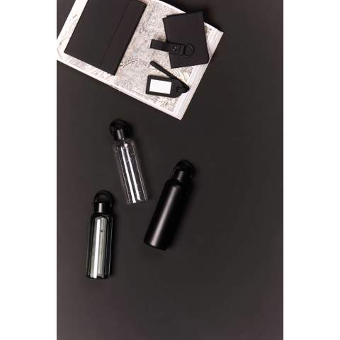 Diese Wasserflasche aus BPA-freiem, RCS-zertifiziert recyceltem PET ist perfekt für Ihren täglichen Flüssigkeitsbedarf. Ihr modernes und minimalistisches Design definiert die beliebte Baltimore-Kollektion und macht sie sowohl praktisch als auch optisch ansprechend. Der PU-Griff zusammen mit dem Deckel aus Edelstahl verleiht ihr einen Hauch von Raffinesse. Nicht spülmaschinen- oder mikrowellengeeignet, nur Handwäsche. Nur für kalte Getränke. Die RCS-Zertifizierung (Recycled Claim Standard) garantiert, dass die gesamte Lieferkette der recycelten Materialien zertifiziert ist. Der gesamte recycelte Inhalt basiert auf dem Gesamtgewicht des Produkts. Dieses Produkt enthält 61% RCS-zertifiziert recyceltes PET.