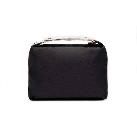 Verrijk je reisbenodigdheden met deze eenvoudige maar stijlvolle toilettas. Deze tas is gemaakt van RCS-gecertificeerd gerecycled polyester met contrasterende details en combineert functionaliteit met een verfijnd ontwerp. Het handvat aan de bovenkant, vastgezet met een drukknoop, doet ook dienst als handige ophanglus. Een soepele ritssluiting aan de bovenkant biedt gemakkelijk toegang tot het hoofdvak, terwijl het open binnenvak je benodigdheden georganiseerd houdt. RCS (Recycled Claim Standard), RCS-certificering garandeert dat de hele toeleveringsketen van gerecyclede materialen gecertificeerd is. De totale gerecyclede inhoud is gebaseerd op het totale productgewicht. Dit product bevat 12% RCS-gecertificeerd gerecycled polyester.