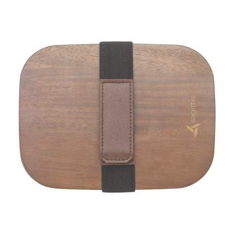 WoW! Boîte à lunch en acier inoxydable recyclé. Le superbe couvercle, en bois d'acacia, se ferme parfaitement grâce au joint d'étanchéité en silicone, pour que votre déjeuner reste frais plus longtemps. L'Acacia est un bois robuste et solide à l'aspect chaleureux. Cette boîte à lunch haut de gamme, à la fois élégante et pratique, est fabriquée avec des matériaux de qualité et se ferme avec une bande élastique et un velcro. Ne passe pas au lave-vaisselle. Capacité 1.700 ml. Certifié RCS. Matière recyclée totale : 45%.     L'inox peut être recyclé de nombreuses fois tout en conservant en grande partie la qualité du matériau. En utilisant de l'acier inoxydable recyclé, on a besoin de moins de nouvelles matières premières. Cela signifie moins de consommation d'énergie et moins d'utilisation d'eau. Chaque article est fourni dans une boite individuelle en papier kraft marron.