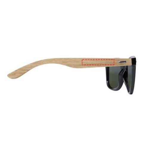 The Hiru rPET/wood sunglasses are produced with sustainable materials with highest quality standards. The high end finished frame is polished and painted and is made from recycled PET plastic. The temples with a light and comfortable fit are made from oak wood which is from sustainable, environmentally and socially responsible sources. The lenses are blue mirrored and are polarized which eliminates reflecting sunlight which makes it ideal for driving a car and during any sunny summer and winter outdoor activities. This eyewear conforms to EN ISO 12312-1, has UV400 lenses which are rated as Category 3. Delivered with a cleaning cloth made from recycled PET plastic (15 x 15 cm) and packed in a recycled cardboard gift box (16.5 x 6 x 4 cm). Laser engraving is recommended as a sustainable decoration option.
