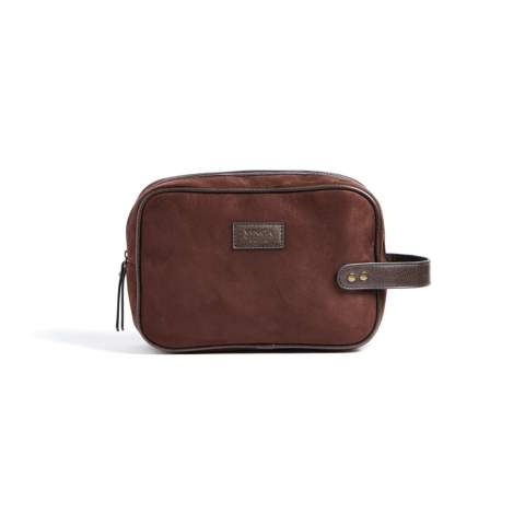 Klassische und dennoch moderne Kosmetiktasche aus Wildlederimitat mit Details aus PU. Mit dieser Tasche können Sie Ihre Hygieneartikel bequem zu Hause und auf Reisen stilvoll aufbewahren. Die Tasche hat eine handliche Größe und ist dank eines Riemens mit Messingdetails an der kurzen Seite leicht zu tragen.