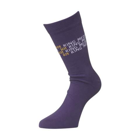 Socken gestrickt aus Baumwolle (80%), Polyamid (15%) und Lycra (5%). Inklusive gestricktem, individuellem Design. Wählen Sie ein subtiles Muster oder ein bestimmtes Design auf der gesamten Socke. Die Socken können in bis zu 7 verschiedenen Farben gestrickt werden. Wählen Sie aus mehreren Garnfarben. Die Socken sind mit einem Kartonetikett aneinander befestigt. Dies kann auch mit einem eigenen Design in Vollfarbe versehen werden. Auf diese Weise entwerfen Sie Ihre eigenen Socken, die perfekt zu Ihrer Geschäftsidentität und Ihren Wünschen passen. Erhältlich in den Größen XS (35-37), S (38-40), L (41-43) und XL (44-46). Bei max. 30 Grad waschen. Nicht in den Trockner. Nicht bügeln. Mindestbestellmenge: 50 Paar Socken pro Größe.