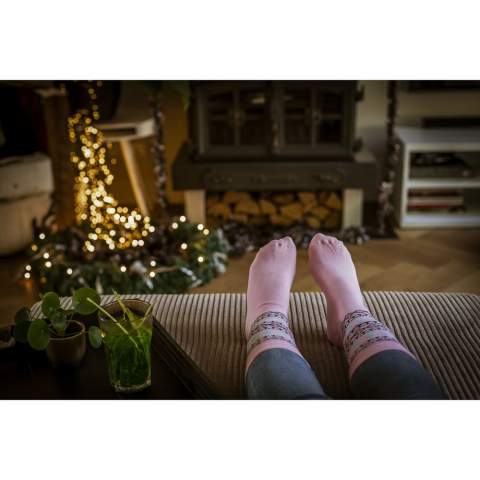 Socken gestrickt aus Baumwolle (80%), Polyamid (15%) und Lycra (5%). Inklusive gestricktem, individuellem Design. Wählen Sie ein subtiles Muster oder ein bestimmtes Design auf der gesamten Socke. Die Socken können in bis zu 7 verschiedenen Farben gestrickt werden. Wählen Sie aus mehreren Garnfarben. Die Socken sind mit einem Kartonetikett aneinander befestigt. Dies kann auch mit einem eigenen Design in Vollfarbe versehen werden. Auf diese Weise entwerfen Sie Ihre eigenen Socken, die perfekt zu Ihrer Geschäftsidentität und Ihren Wünschen passen. Erhältlich in den Größen XS (35-37), S (38-40), L (41-43) und XL (44-46). Bei max. 30 Grad waschen. Nicht in den Trockner. Nicht bügeln. Mindestbestellmenge: 50 Paar Socken pro Größe.