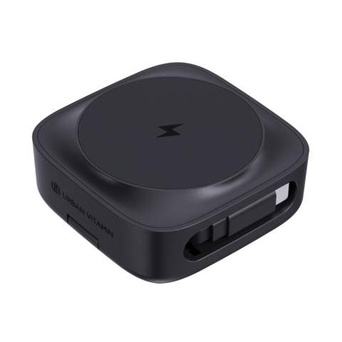 De kracht om op te laden, alles in één strak design. De Urban Vitamin Goleta is een 2-in-1 15W magnetische draadloze oplader met een intrekbare USB-C-kabel van 65 cm. Hij combineert draadloos opladen met het gemak van bekabeld opladen in één compacte, draagbare oplossing. Of u nu uw telefoon, iWatch of beide oplaadt, Goleta biedt de flexibiliteit en efficiëntie die u nodig hebt. De Goleta is ontworpen met een supersterke magnetische verbinding en houdt uw telefoon stevig op zijn plaats terwijl hij draadloos oplaadt tot 15W voor telefoons, met meerdere uitgangsvermogens (10W, 7,5W, 5W), afhankelijk van uw apparaat. De draadloze 2,5W-uitgang voor iWatch zorgt ervoor dat uw smartwatch ook van stroom blijft. De intrekbare RTPE-kabel zorgt voor knoopvrije, eenvoudige opslag tijdens het opladen, en met een 9V/3A USB-C-ingang levert hij efficiënte stroom voor al uw apparaten. Goleta is gemaakt met RCS (Recycled Claim Standard) gecertificeerde RABS-materialen. Urban Vitamin-artikelen zijn gema<br /><br />WirelessCharging: true<br />PVC free: true