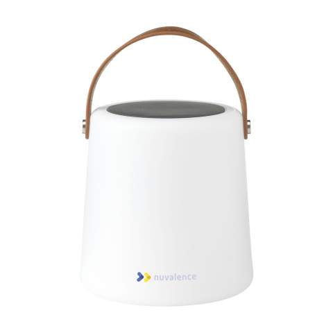 Wiederaufladbare Solarlampe der Marke Wooosh. Mit integriertem Solarmodul im oberen Teil der Lampe und einem coolen Griff aus Lederimitat. Der milchig-weiße Kunststoffschirm dämpft die LED-Lampe leicht und gibt ein weiches und warmes Licht ab. Mit ihrem minimalistischen Design passt diese moderne, kabellose Lampe in jede Umgebung – sowohl drinnen als auch draußen – und ist leicht zu transportieren. Die Lampe wird durch Sonnenlicht aufgeladen. Wenn das Panel nicht ausreichend Energie erhalten hat, kann die Lampe mit dem mitgelieferten USB-C-Ladekabel aufgeladen werden. Mit der mitgelieferten Fernbedienung lässt sie sich auch aus der Ferne steuern. Ein wunderschöner Hingucker für stimmungsvolle Momente im Innen- und Außenbereich. Wiederaufladbarer Akku (800 mAh) und Gebrauchsanweisung im Lieferumfang enthalten. Wird einzeln in einem Kraftkarton geliefert.