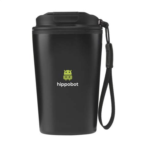 Double-walled, reusable coffee to-go cup from the Wooosh brand. This cup is made from recycled stainless steel and has a plastic inner wall. The screw-on lid features a snap/drink opening. The cup is equipped with a handy carrying loop on the lid, making it easy to carry in your hand while walking. The leak-proof design ensures that you can carry the cup without worry, even if it does not stay upright. In addition, it fits into almost any car cup holder. An ideal thermos coffee cup on the go. Not dishwasher-safe. RCS-certified. Total recycled material: 45%. Capacity 400 ml.     Stainless steel can be recycled many times whilst retaining the quality of the material. By using recycled stainless steel, fewer new raw materials are needed. This means less energy consumption and less use of water. Each item is supplied in a luxurious Wooosh gift box.