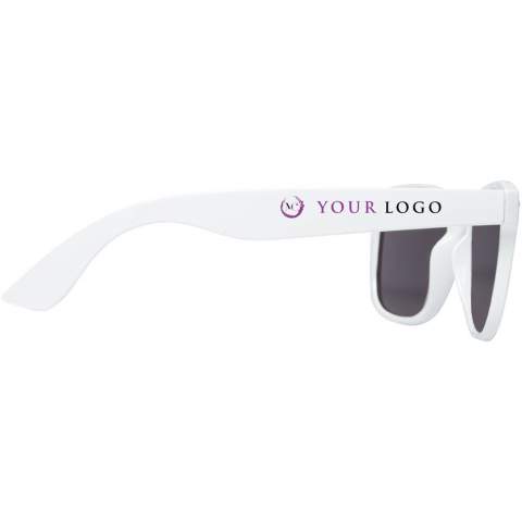 Diese nachhaltige Sonnenbrille im Retro-Design ist der ideale Werbeartikel für Sommerfestivals, Veranstaltungen oder andere sonnige Aktivitäten im Freien. Dank des recycelten PET-Kunststoffs ist die Sonnenbrille leicht und angenehm zu tragen. Diese Brille entspricht der Norm EN ISO 12312-1, hat UV400-Gläser der Kategorie 3 und ist somit die perfekte Wahl für den Schutz vor hellem Sonnenlicht. 