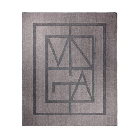 Blottissez-vous et restez au chaud avec notre couverture monogramme - un plaid élégant et doux au toucher luxueux. Elle présente un design double face avec des tons contrastés et un subtil motif de monogramme inversé. Taille : 170x130cm. 260 g/m². Lavable en machine pour un entretien facile. Certifié par GRS (Global Recycled Standard), la certification GRS garantit que l'ensemble de la chaîne d'approvisionnement des matériaux recyclés est certifiée. Le contenu recyclé total est basé sur le poids total du produit. Ce produit contient 97 % de polyester recyclé certifié GRS.