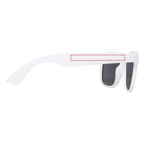 Ces lunettes de soleil durables au design rétro sont le cadeau promotionnel idéal lors des festivals d'été, des événements ou d'autres activités extérieures par temps ensoleillé. Fabriquées à partir de plastique recyclé PET, les lunettes de soleil sont légères et confortables à porter. Ces lunettes sont conformes à la norme EN ISO 12312-1 et sont dotées de verres UV400 classés dans la catégorie 3, ce qui en fait le choix idéal pour une protection contre les rayons du soleil. 