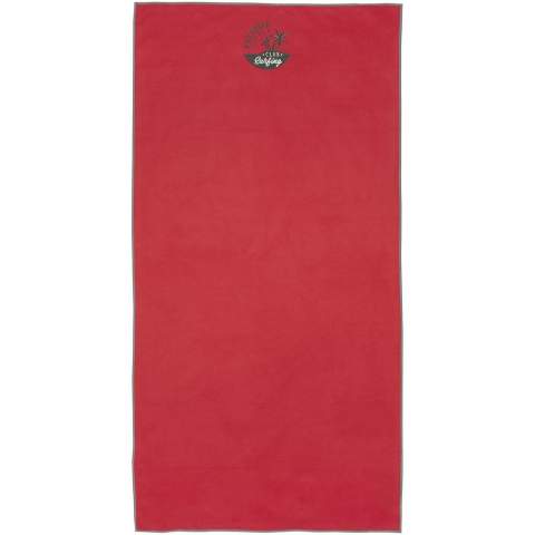 La serviette de sport Pieter absorbe très bien, est légère, sèche rapidement et le tissu est durable et extrêmement doux. Lorsque la serviette est pliée et fixée à l'aide de l'élastique, elle est réduite à une petite taille, ce qui permet de l'emmener à la salle de sport, à la piscine, ou de l'utiliser en randonnée ou en camping. D'une taille de 50 x 100 cm, la serviette est composée à 90 % de polyester recyclé certifié GRS et à 10 % de nylon. Elle peut être lavée en machine à 40 °C. Elle est livrée avec une pochette de rangement (17 x 13 cm) en plastique PET recyclé, qui offre une surface idéale pour l'impression d'un logo.
