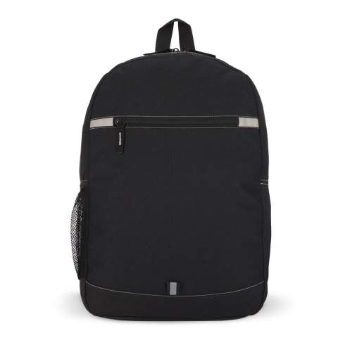 Dieser Rucksack ist aus recyceltem PET hergestellt. Er verfügt über verstellbare, gepolsterte Schultergurte, einen Griff an der Oberseite, ein Fach mit Reißverschluss an der Vorderseite, eine Netztasche an der Seite und einen kleinen reflektierenden Streifen für die Sichtbarkeit bei Nacht.